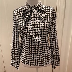 Houndstooth Blouse W/Tie
Large: Pit to Pit =~21.75inched Length = 23.75inches